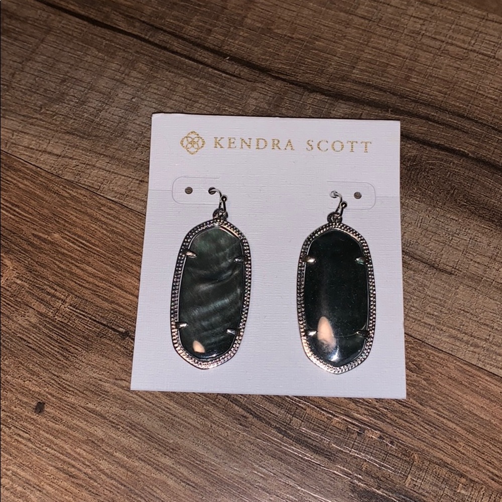 Grey pearl dangling earrings